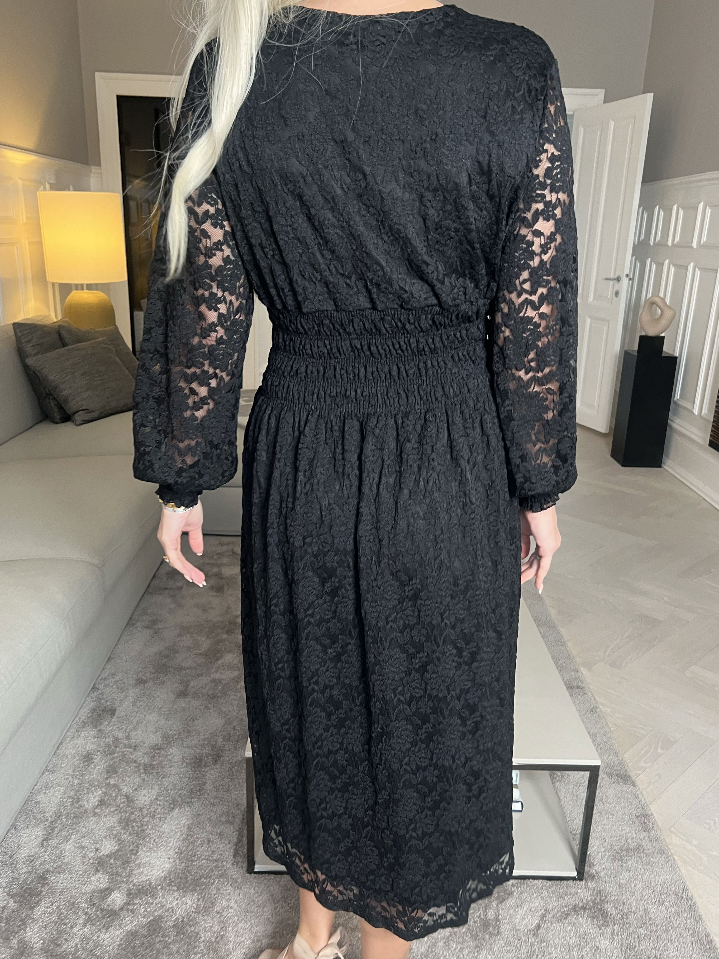 Pams Lace Midi L/S - Klänning i elastisk spets med lång ärm